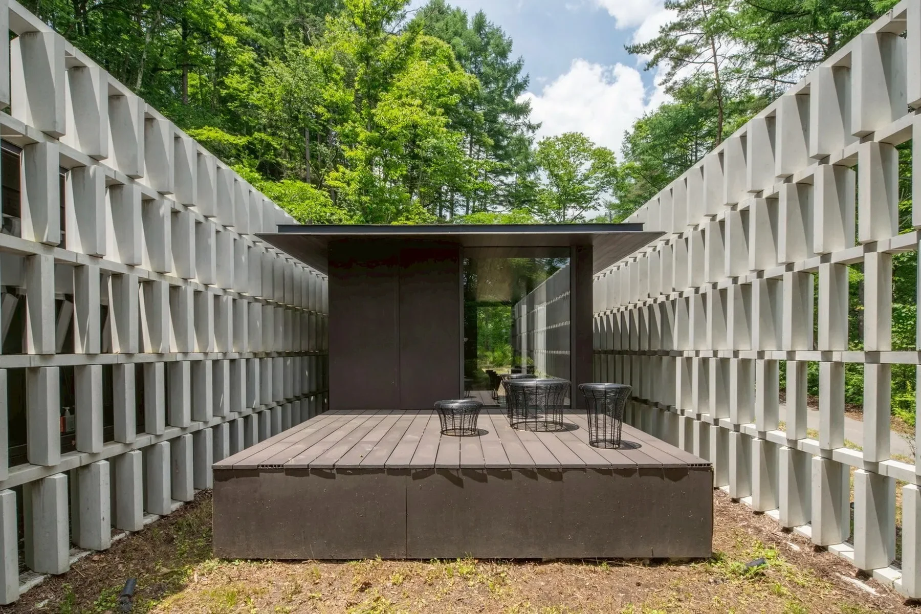 Exterior photo 1