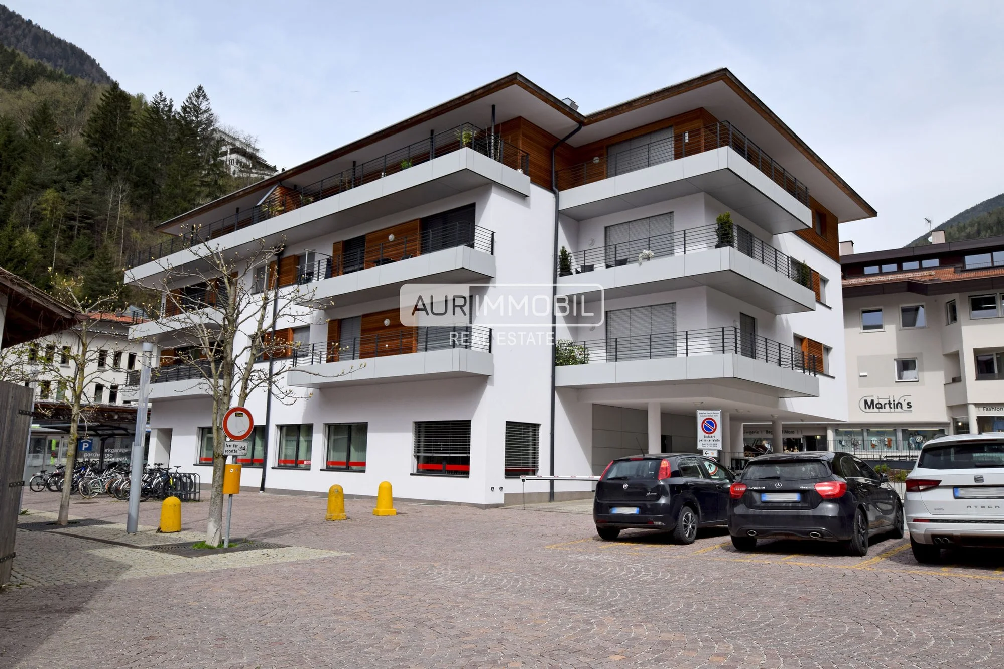 Exterior photo 2