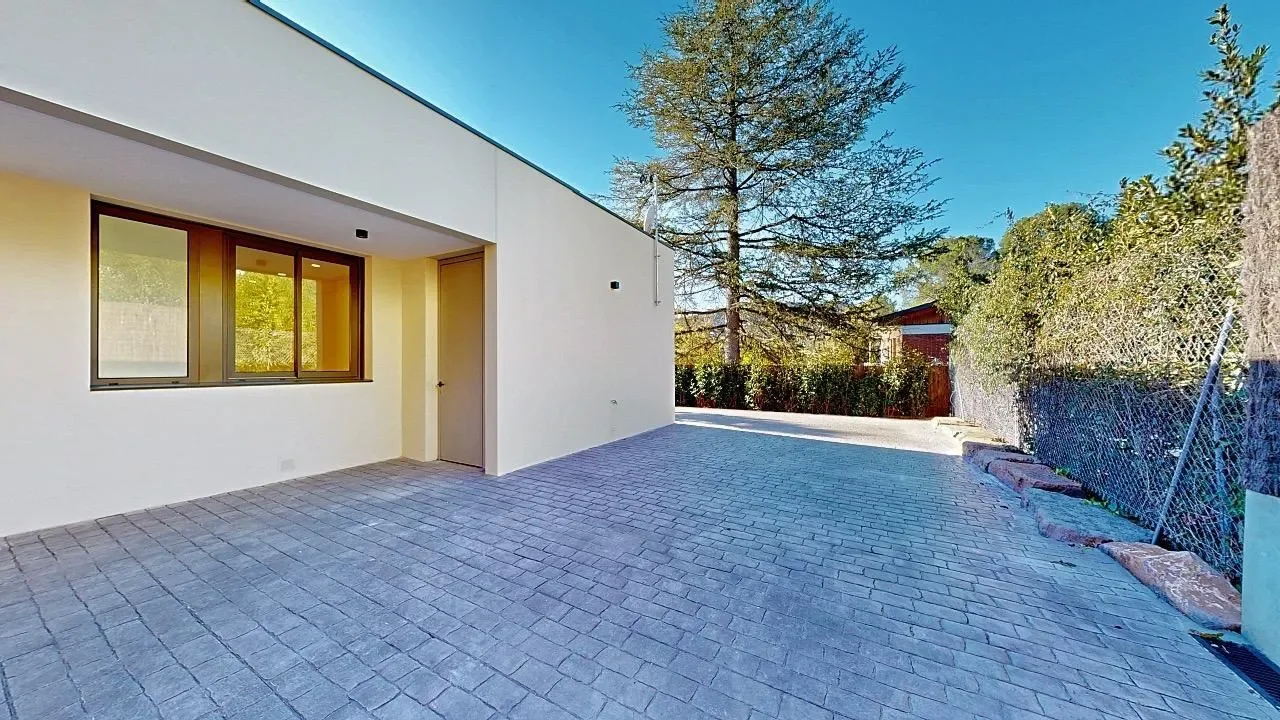 Exterior photo 9