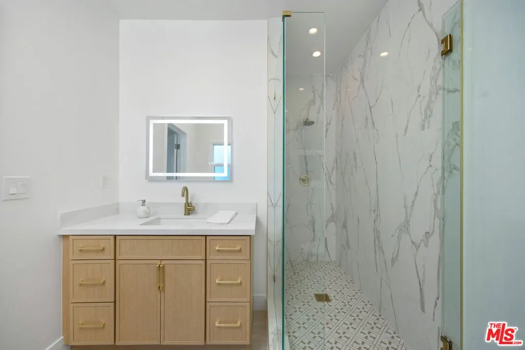832 S Plymouth Boulevard, Los Angeles, California, United States. - Photo 14