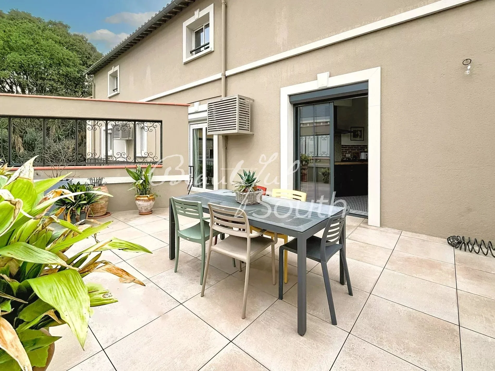 Exterior photo 1