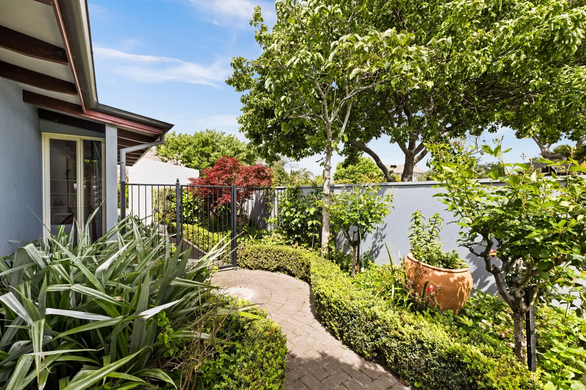 Exterior photo 8