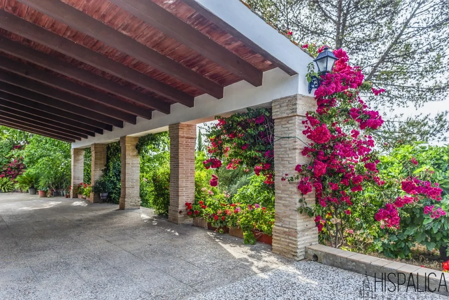Exterior photo 4