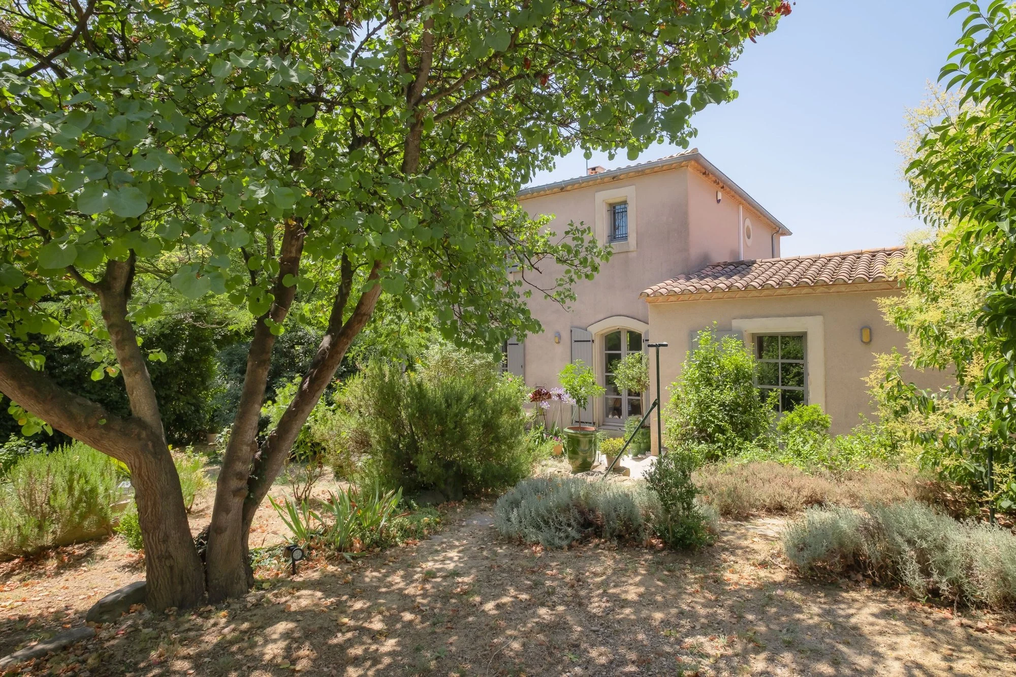 Exterior photo 6