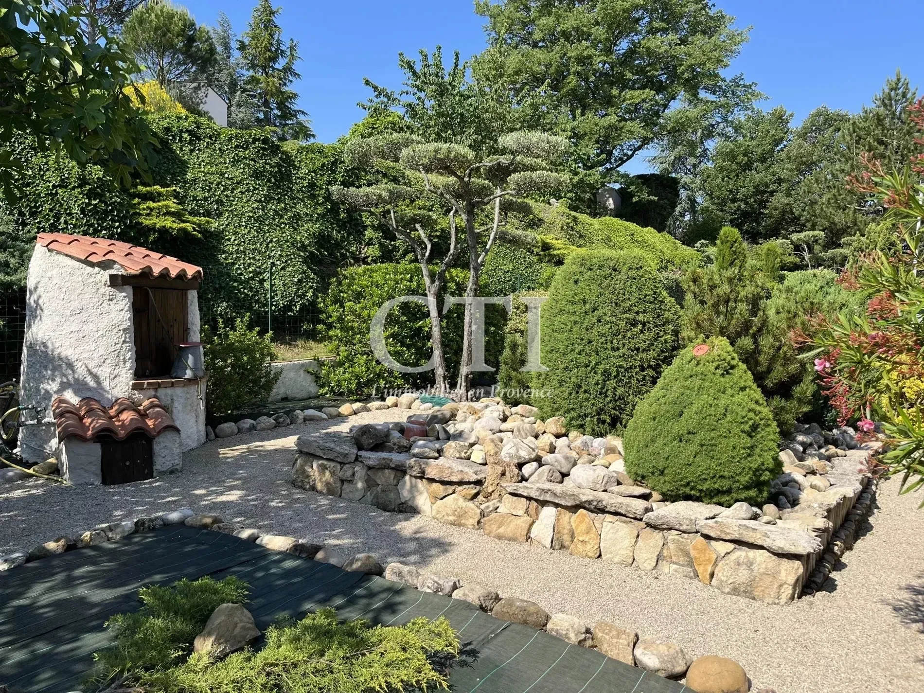 Exterior photo 6