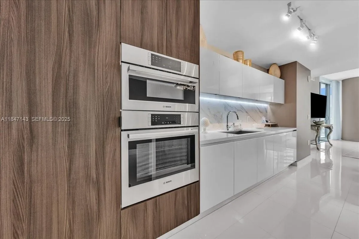 851 NE 1st Ave #3711, Miami, FL 33132, Miami, Florida, United States. - Photo 4