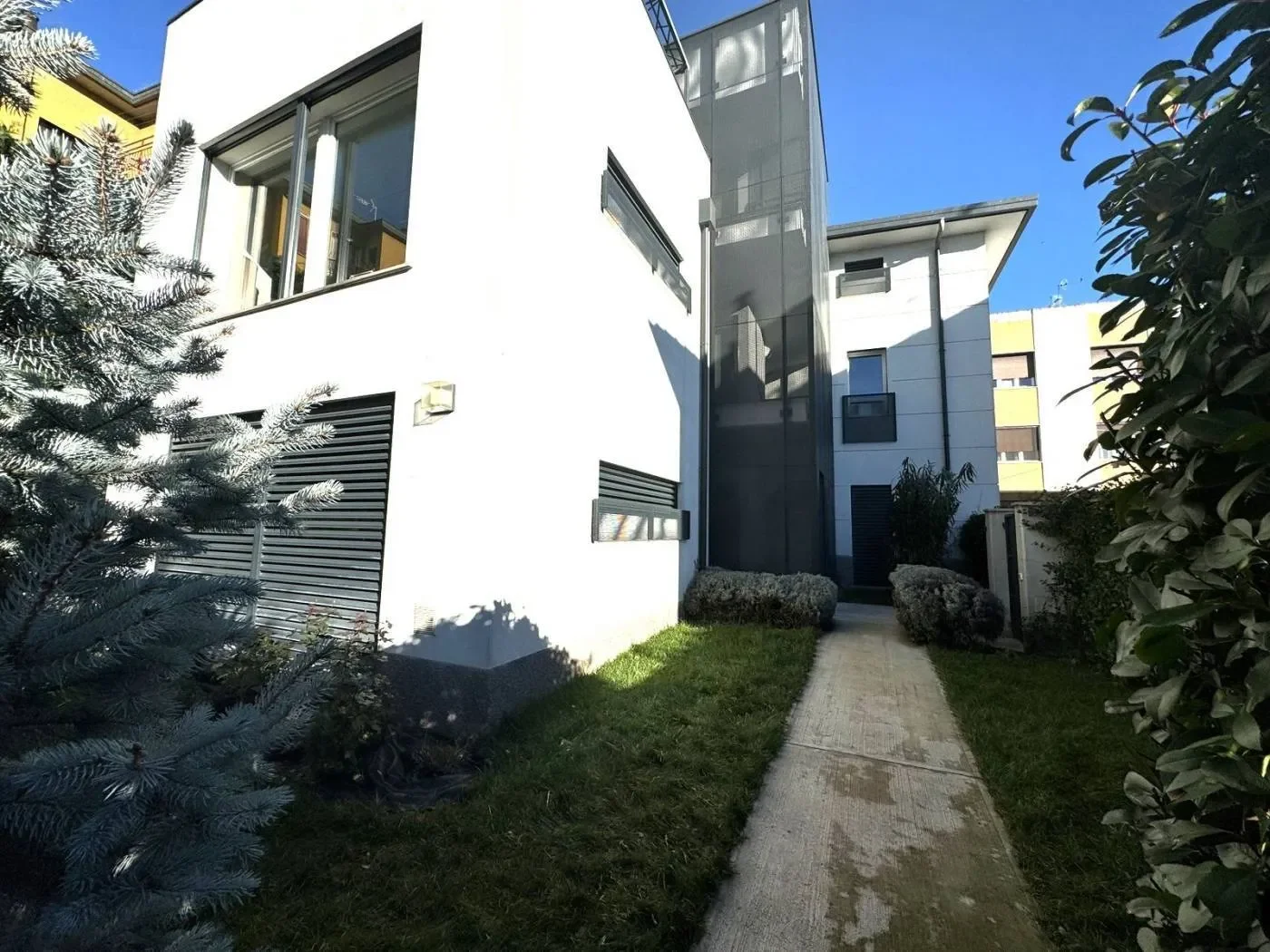 Exterior photo 9