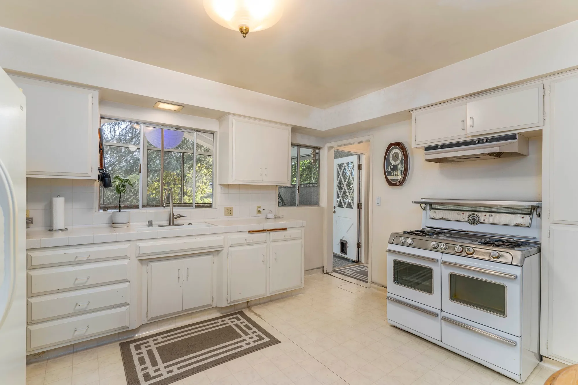 5828 Calvin Avenue, Tarzana, CA 91356, Los Angeles, California, United States. - Photo 24