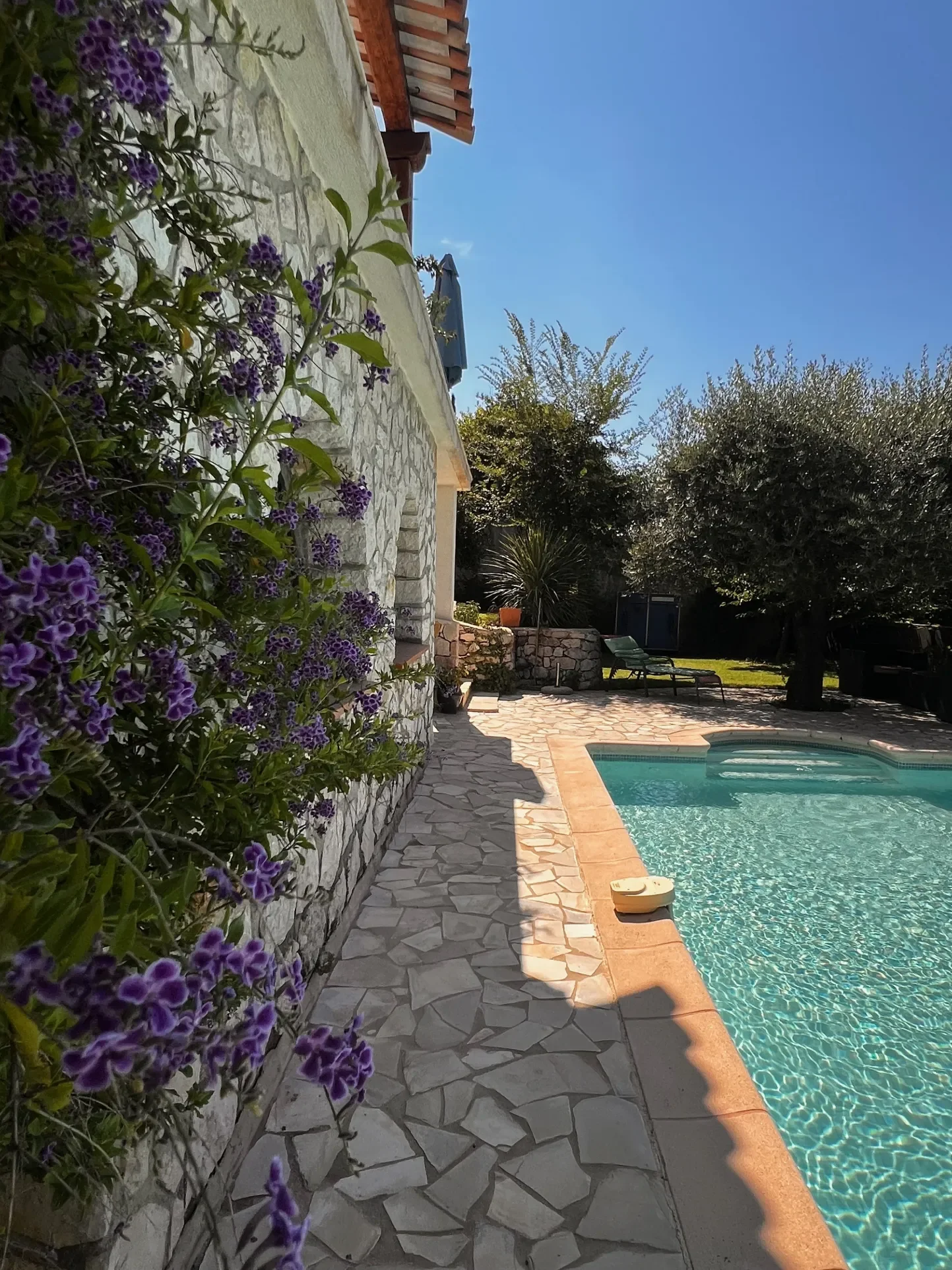 Exterior photo 6