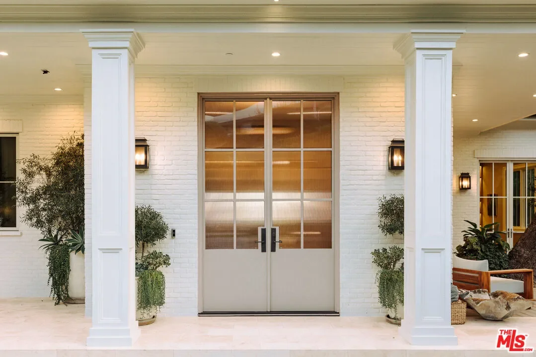 1682 San Onofre Dr, Los Angeles, California, United States. - Photo 4