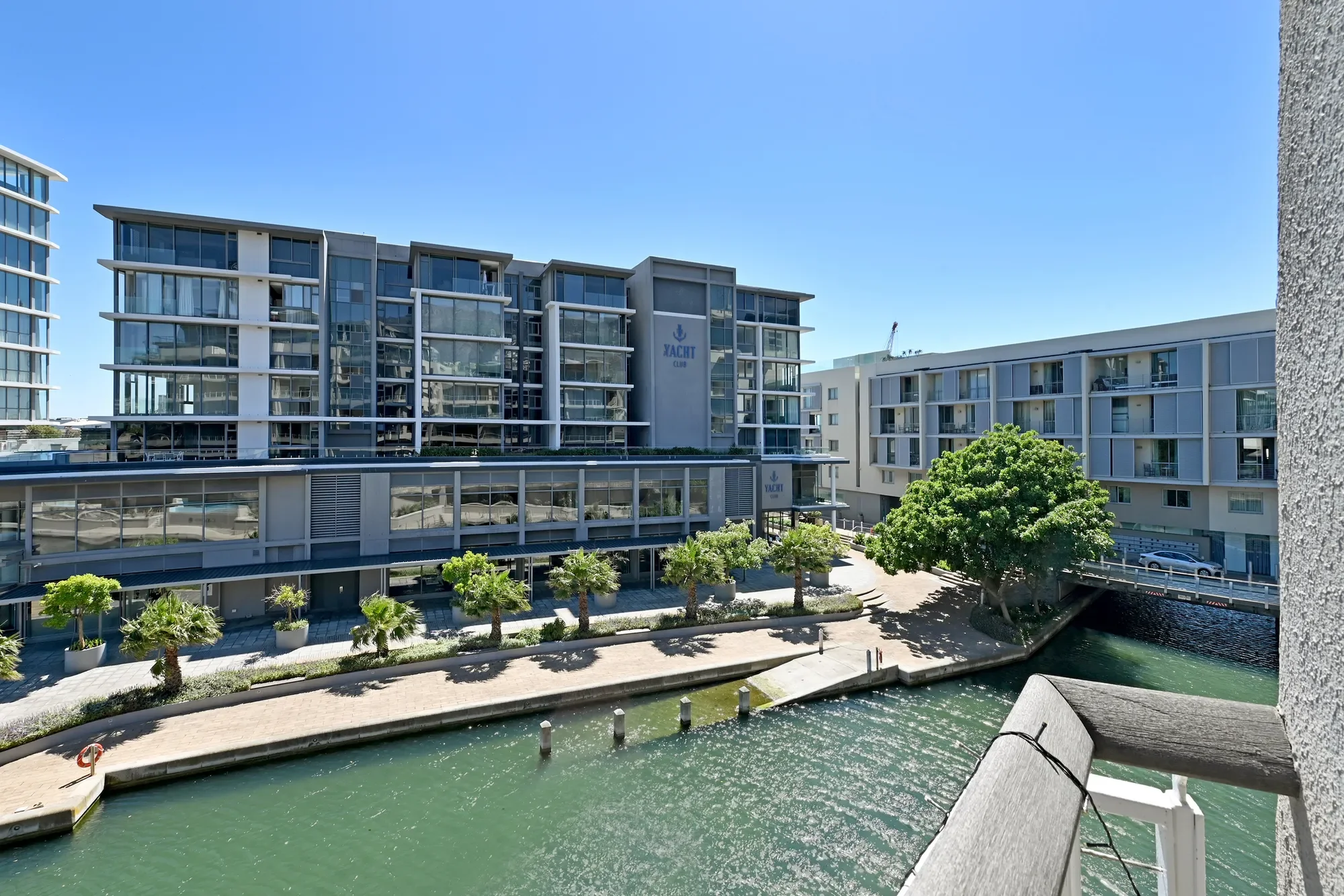 Exterior photo 3