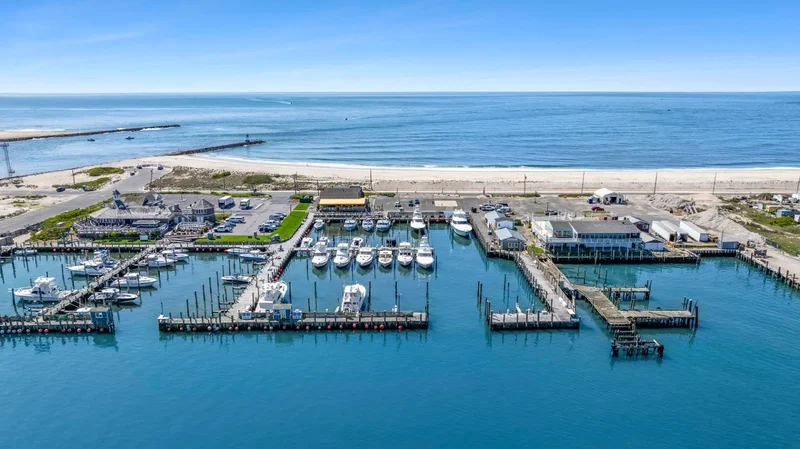 Dune Road, Hampton Bays, New York, United States. - Photo 16