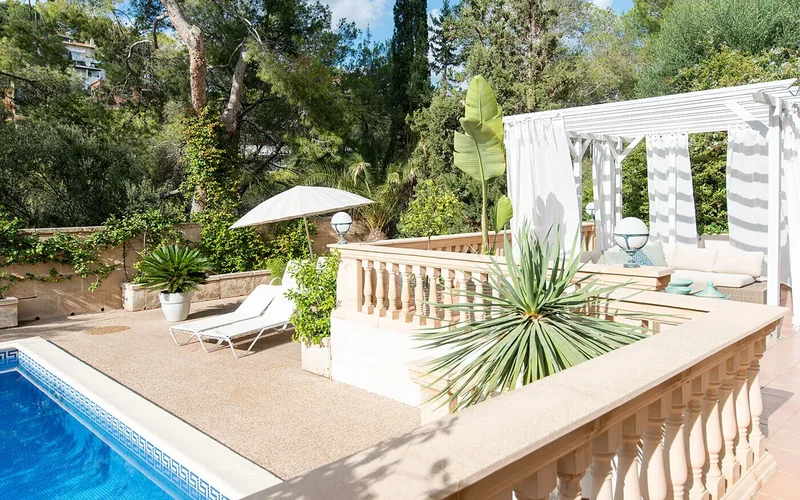 Elegant villa with pool and garden for sale in Old Bendinat