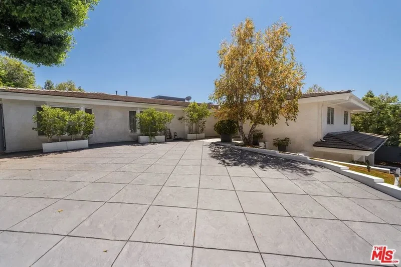 9626 Highridge Drive, Beverly Hills, California, United States. - Photo 32