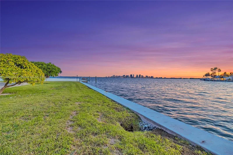7500 W Treasure Dr, Miami Beach, Florida, United States. - Photo 22