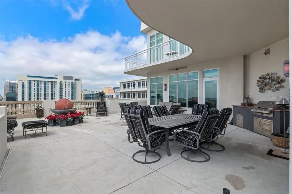 Exterior photo 5