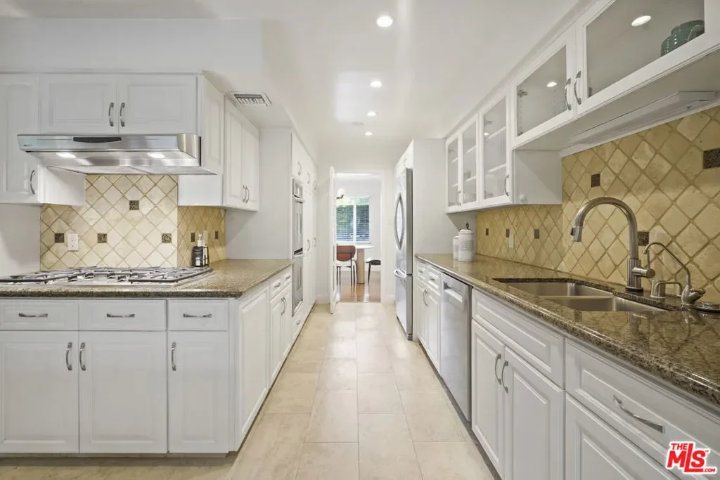 2452 N Altadena Drive, Altadena, California, United States. - Photo 17