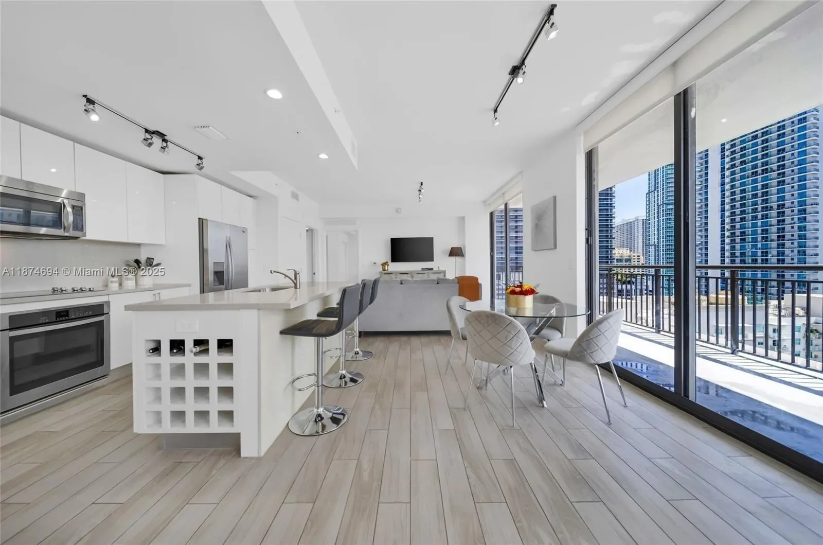 999 SW 1st Ave 1903, Miami, Florida, United States. - Photo 2