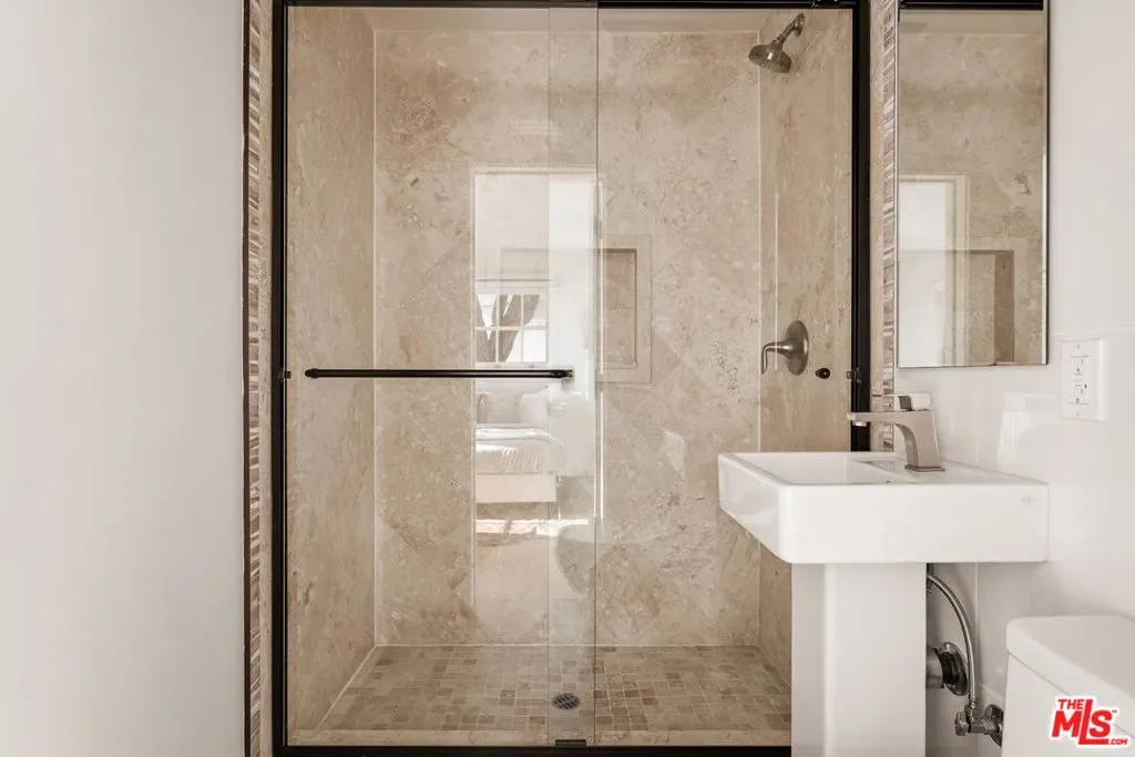 12417 Mulholland Drive, Los Angeles, California, United States. - Photo 33