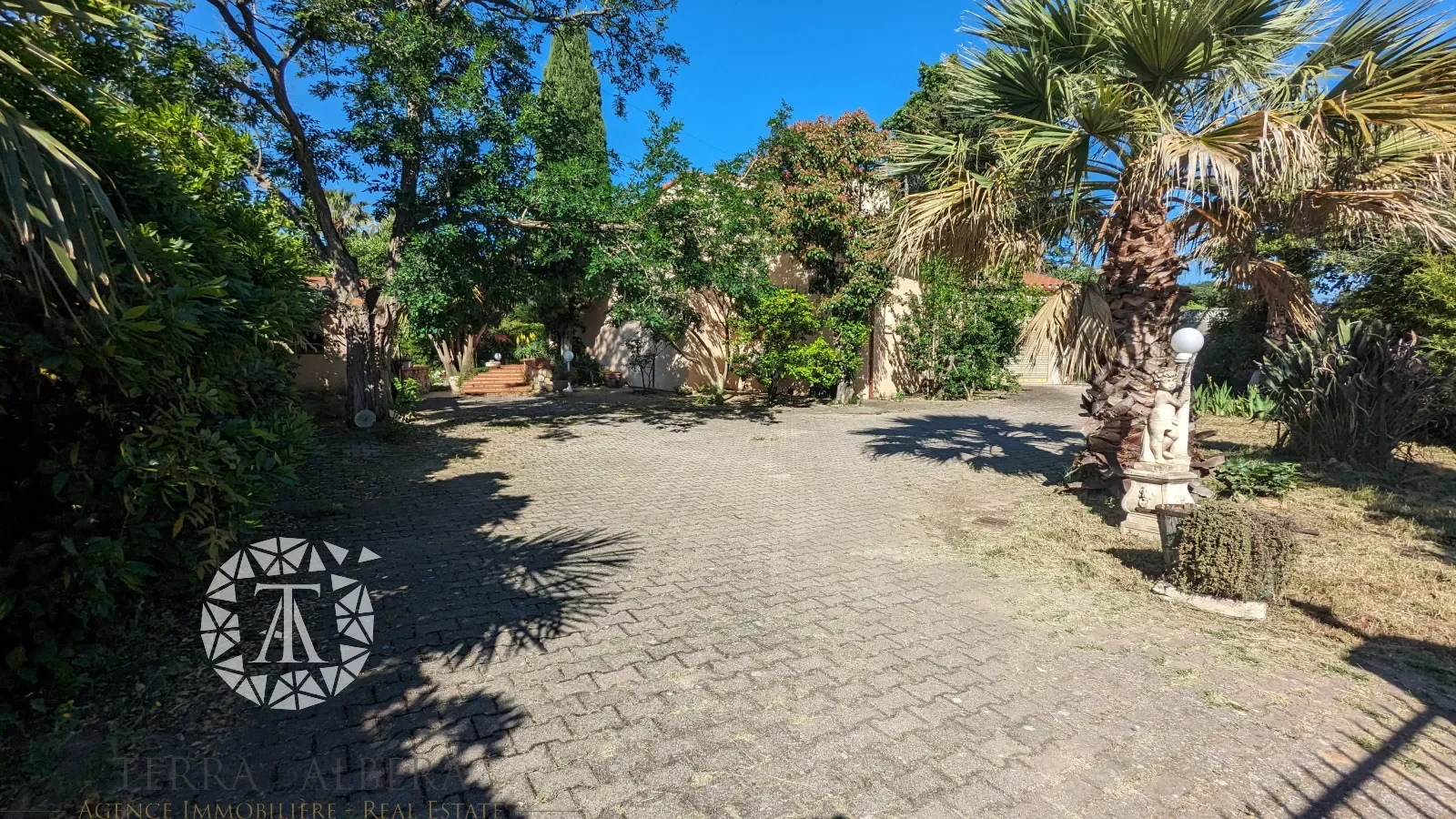 Exterior photo 4