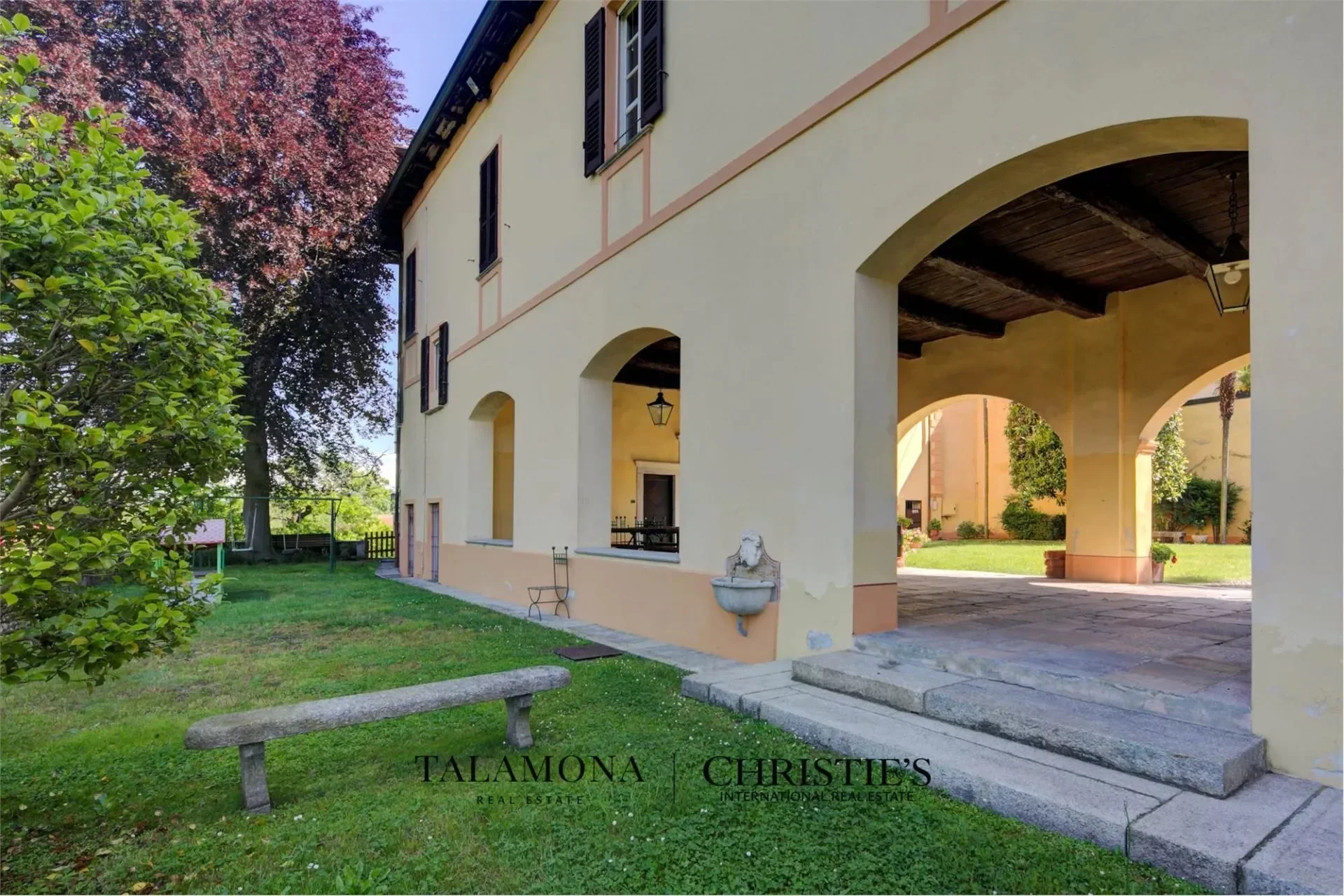 Exterior photo 5