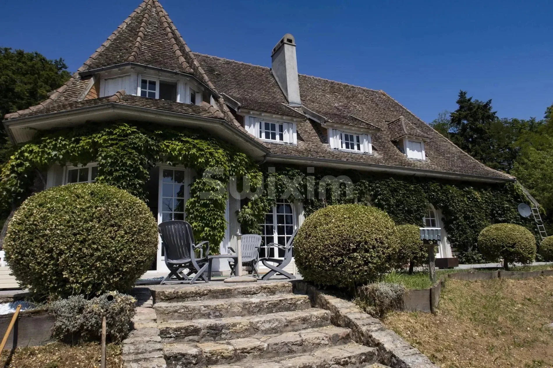 Exterior photo 5