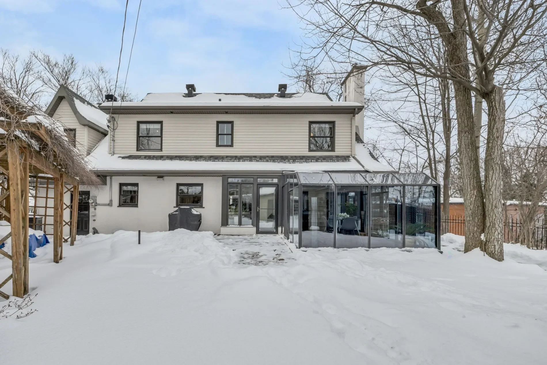 Exterior photo 3