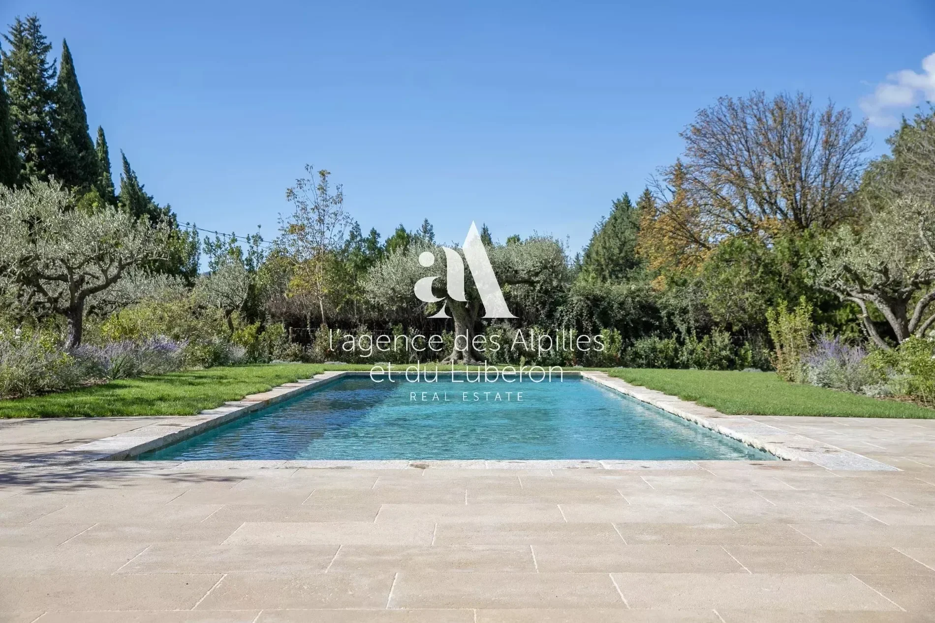 Exterior photo 4