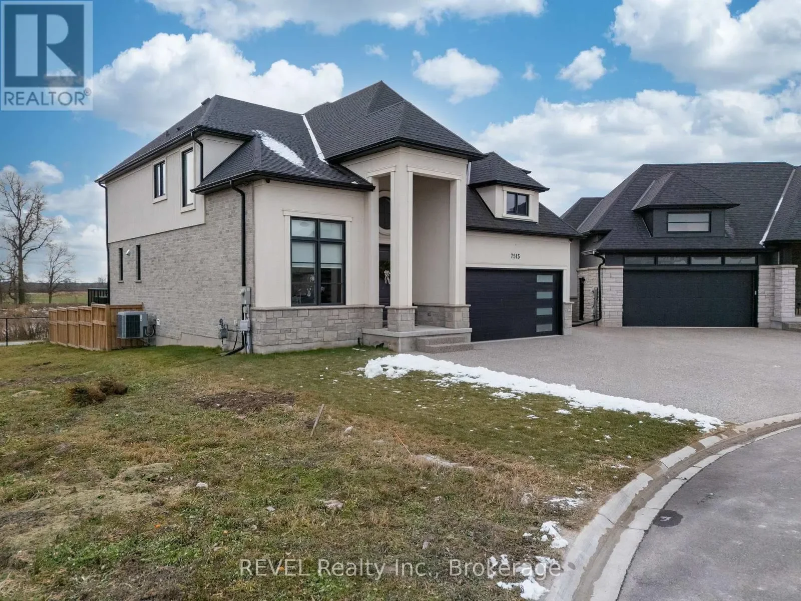 Exterior photo 3
