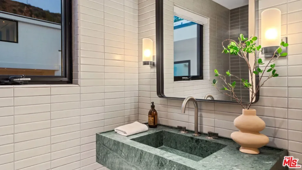 31388 Broad Beach Road, Malibu, California, United States. - Photo 31
