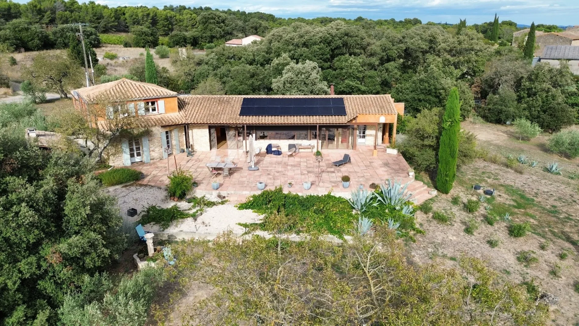 Exterior photo 2