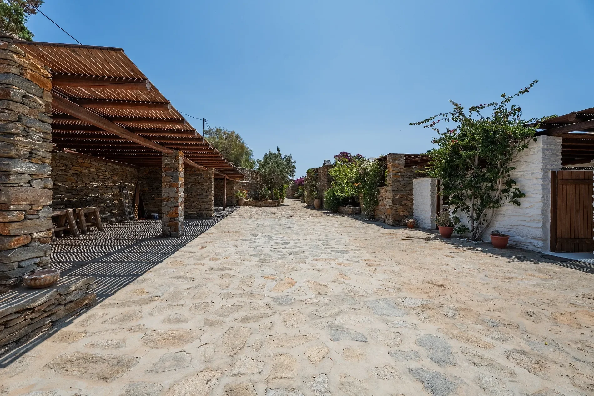 Exterior photo 6