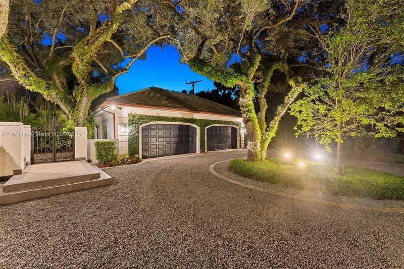 5400 Banyan Trl, Coral Gables, Florida, United States. - Photo 73