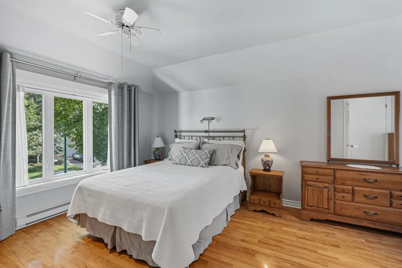 19 Av. Lazard, Mount Royal, Quebec, Canada. - Photo 32