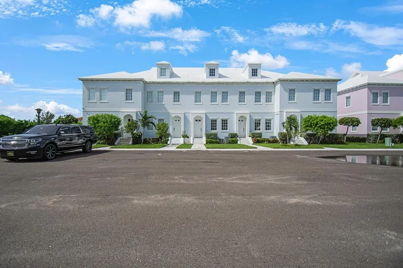 4 Bedrooms Townhouse