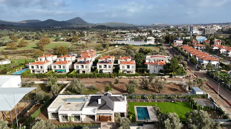 Harika Lokasyon 1558 m2 Bahçe Alanı Tek Katlı Müstakil Villa