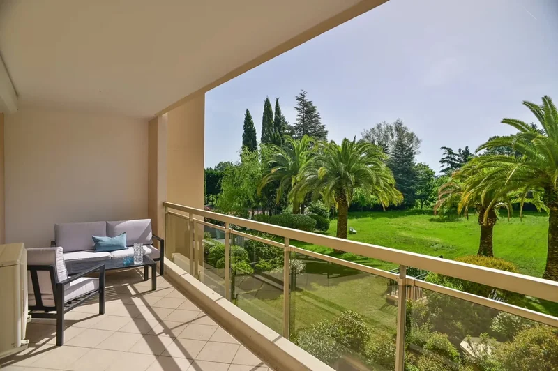 SOLE AGENT – Mandelieu – Facing the Old Course golf – Close to beaches/golf, spacious 3/4-room apart
