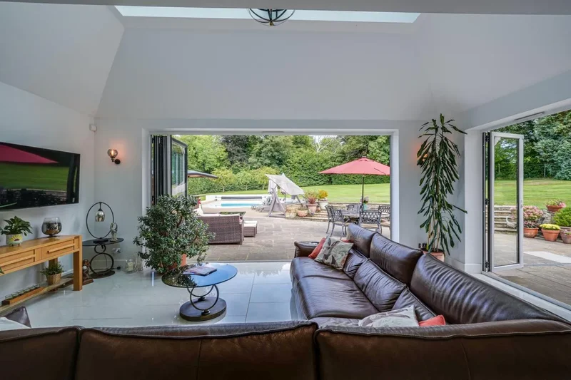 Saint Hill Road, East Grinstead, England, United Kingdom. - Photo 11