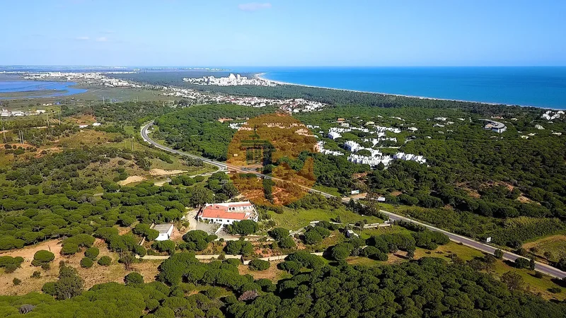 Investment Opportunity in the Algarve - Land with Potential for Tourism Development.