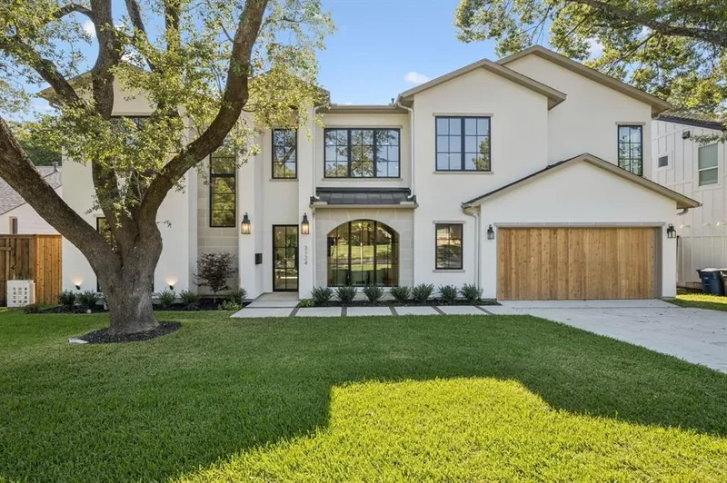 Single Family Residence in Dallas