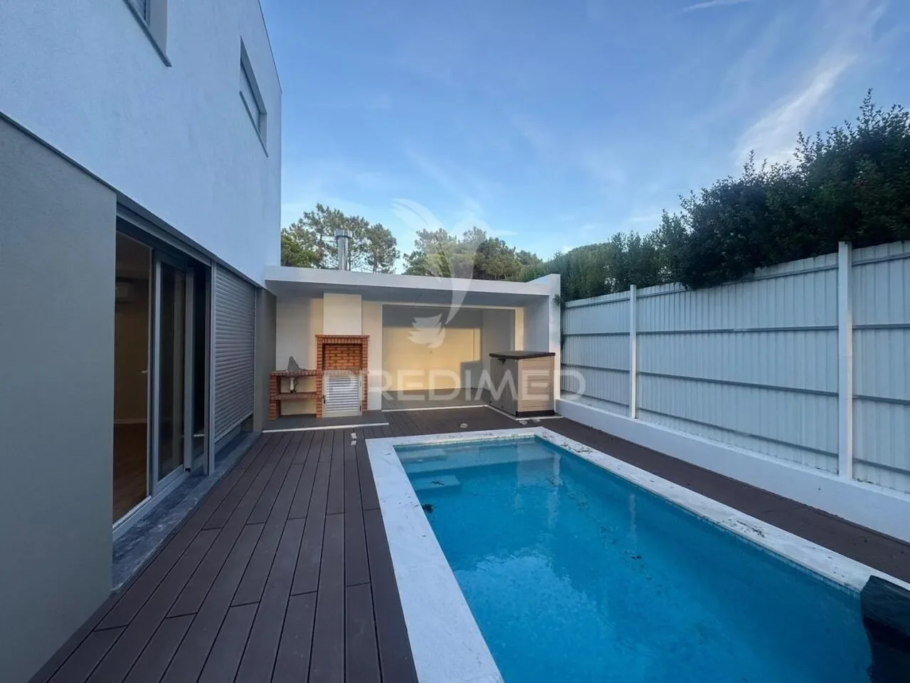 Exterior photo 3