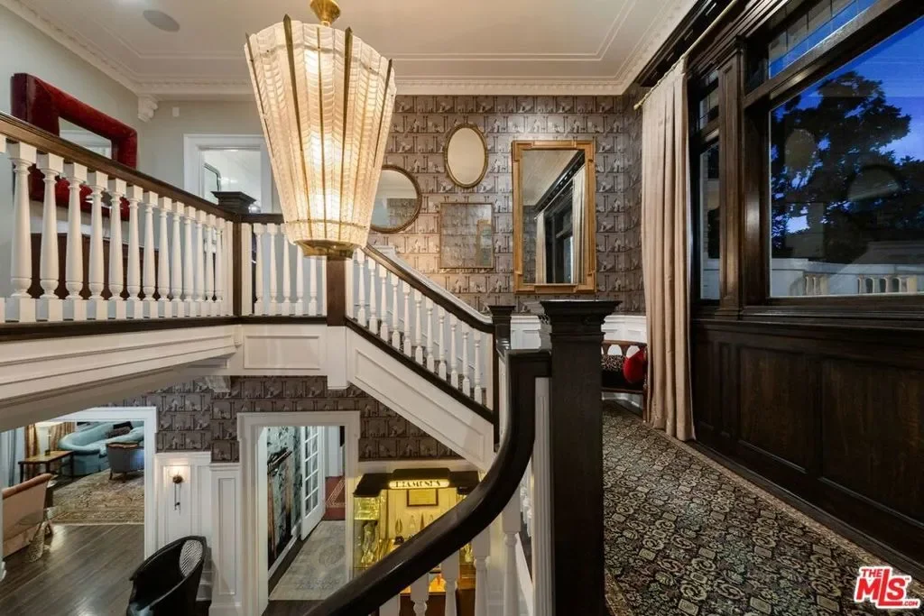 601 S Windsor Boulevard, Los Angeles, California, United States. - Photo 16