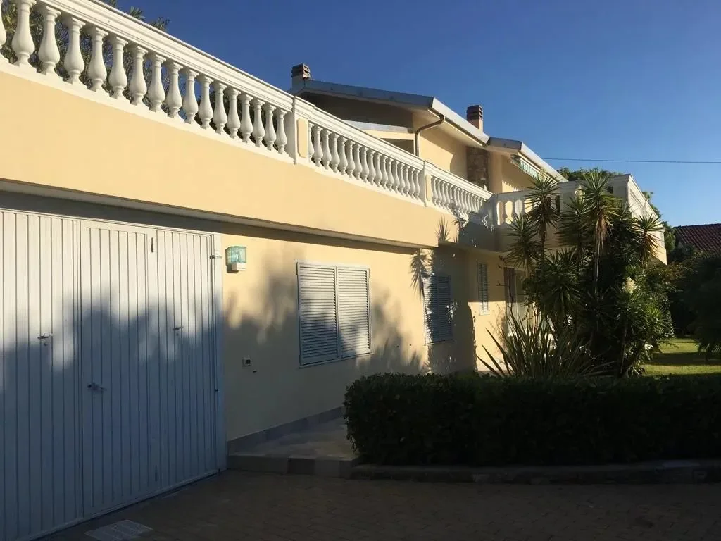 Exterior photo 6