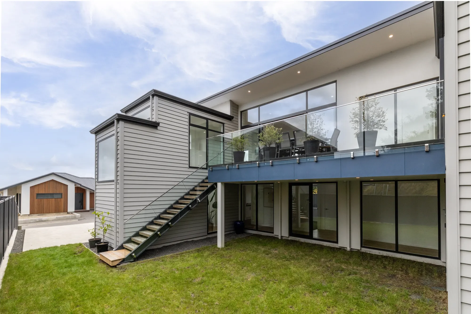 Exterior photo 2