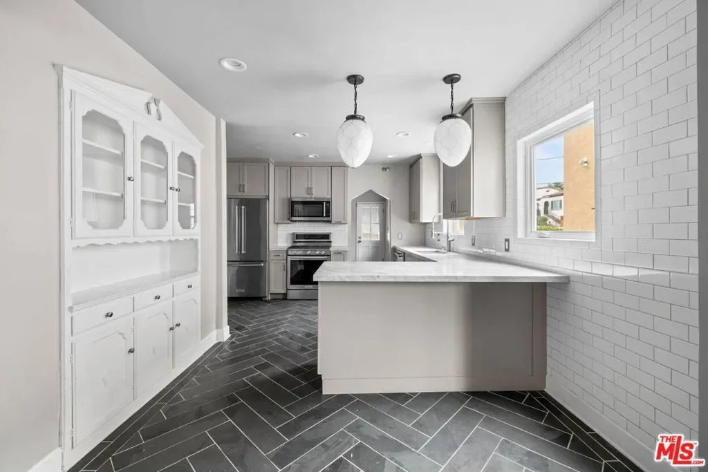 1307 S Rimpau Boulevard, Los Angeles, California, United States. - Photo 18