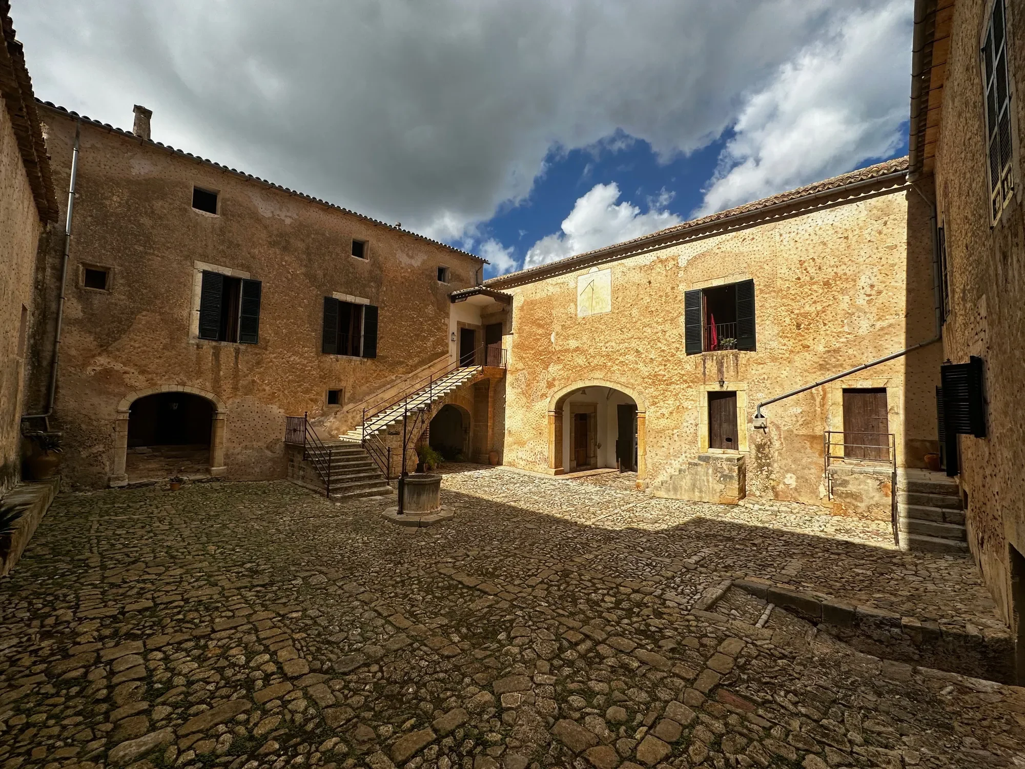 Exterior photo 5