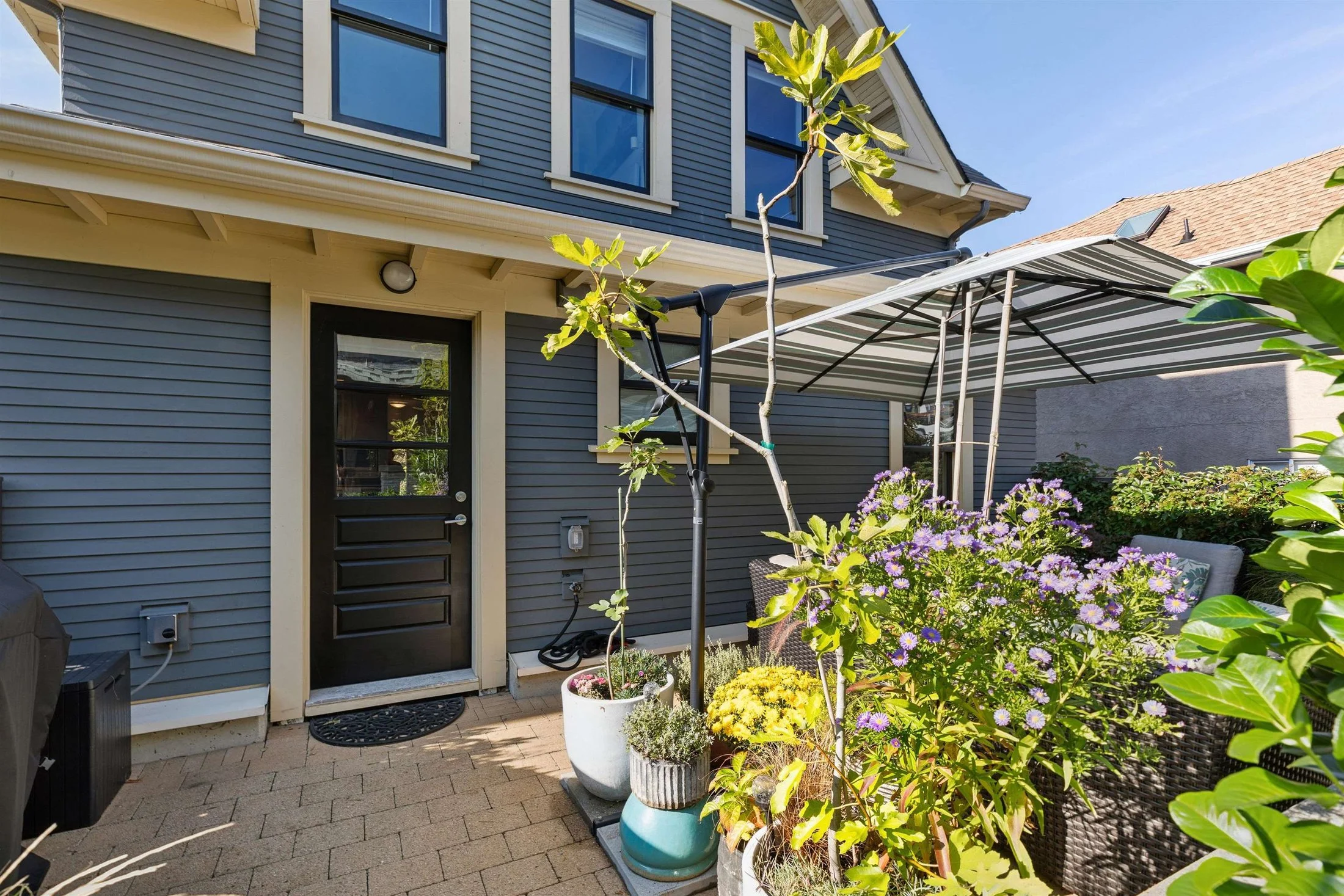 Exterior photo 5