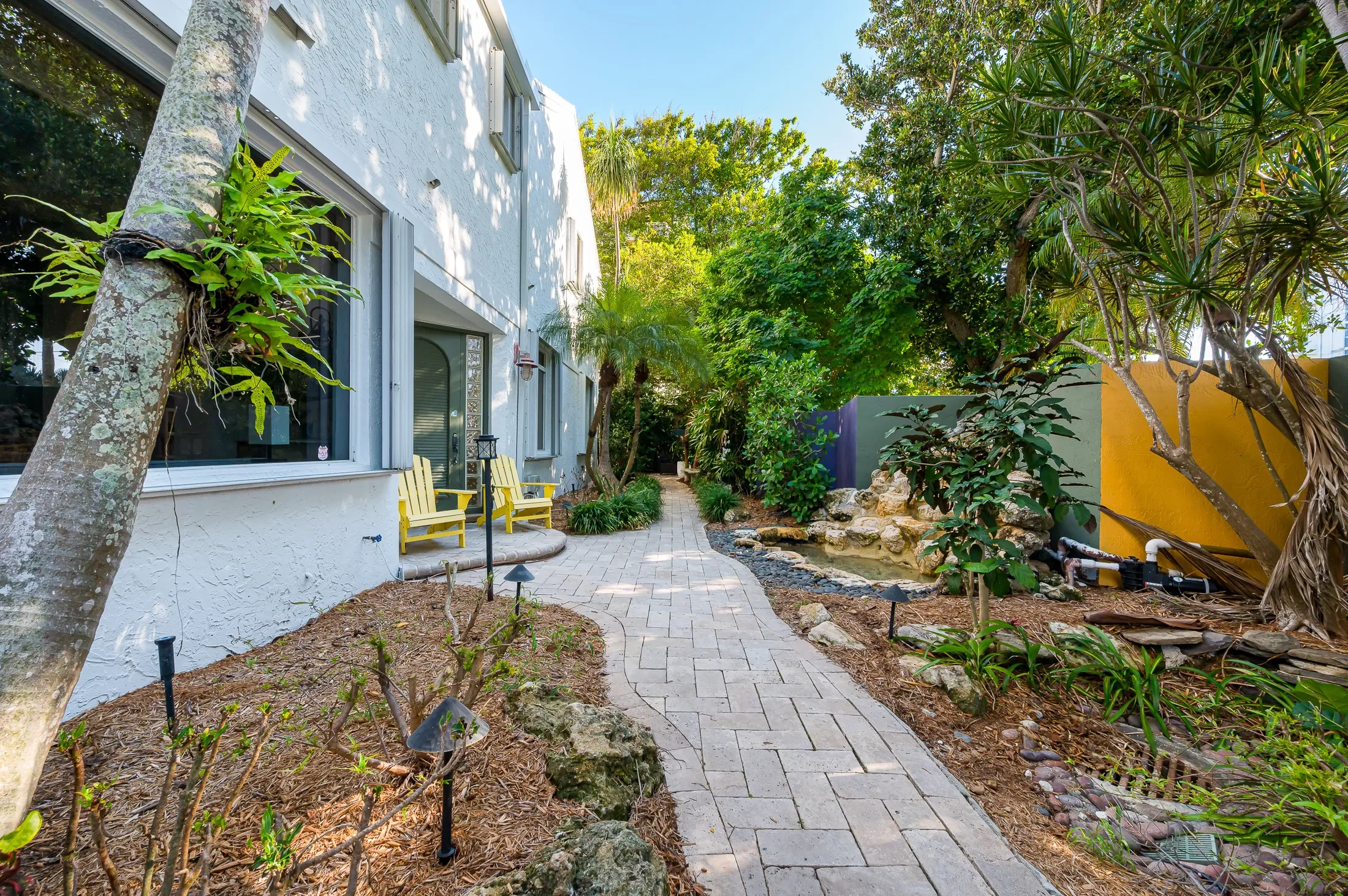 Exterior photo 5
