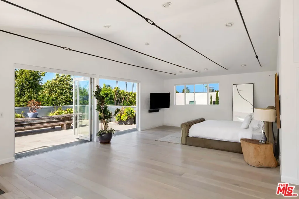 633 Santa Clara Avenue, Los Angeles, California, United States. - Photo 12