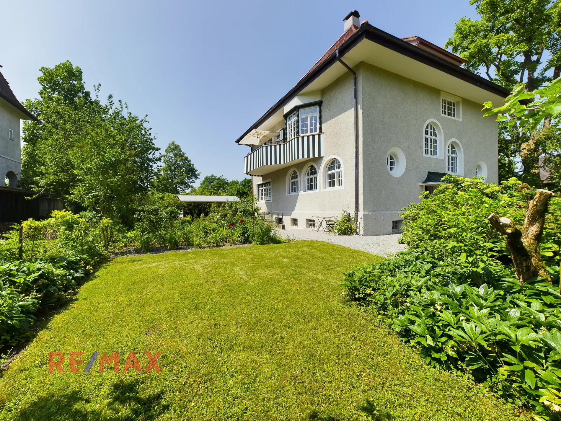 Exterior photo 1